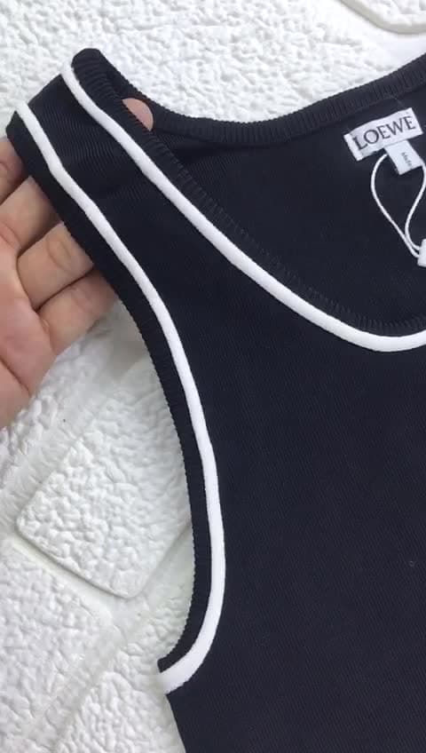 Shirt & Dresses، فيديو 14