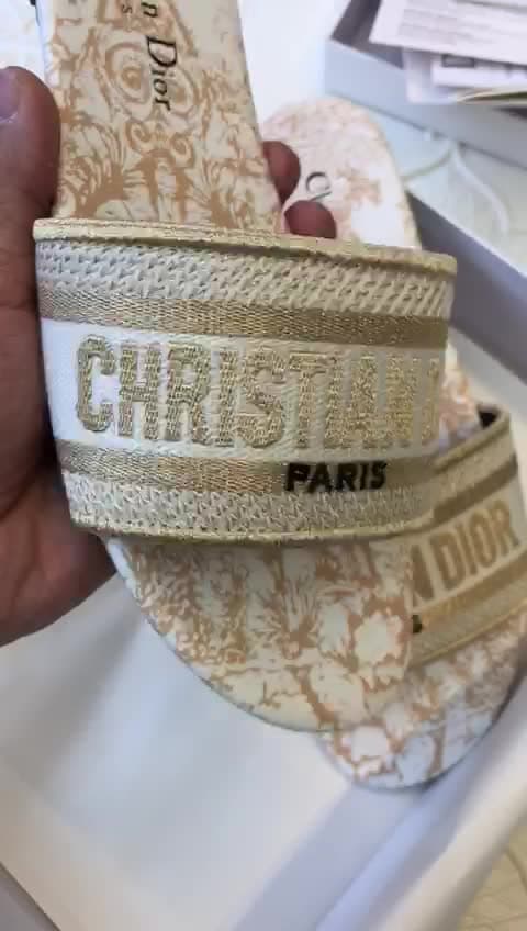 Christian Dior، فيديو 5