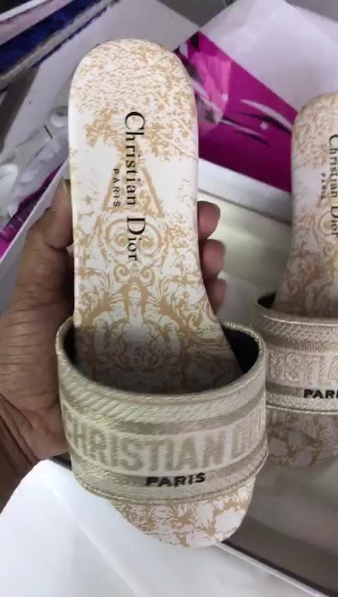 Christian Dior، فيديو 7