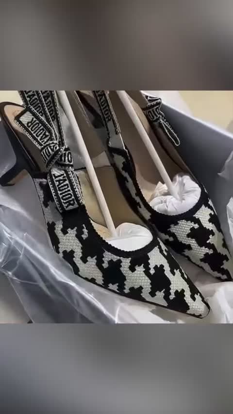 Christian Dior، فيديو 10