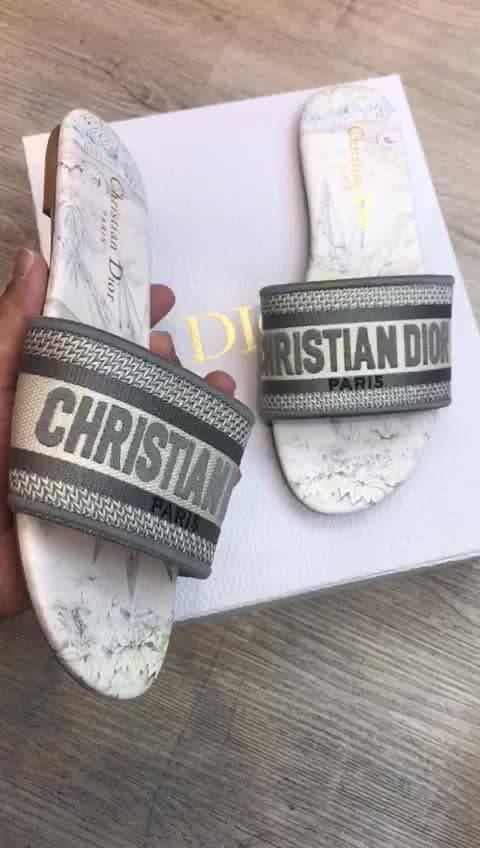 Christian Dior، فيديو 18