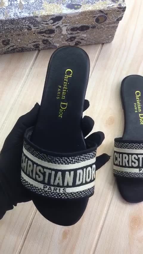 Christian Dior، فيديو 21